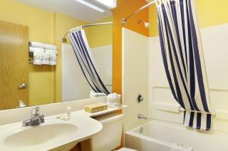 Hometown Inn & Suites Jacksonville Butler Blvd./Southpoint - Jacksonville - 2
