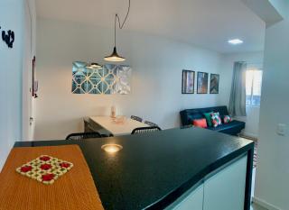 707- Apartamento Encantador, amplo e decorado, quarto, sala, cozinha, mobiliario moderno, cozinha completa com utensílios , Excelente vista da cidade e localização privelegiada no bairro Bigorrilho - Curitiba - 2