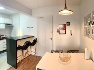 707- Apartamento Encantador, amplo e decorado, quarto, sala, cozinha, mobiliario moderno, cozinha completa com utensílios , Excelente vista da cidade e localização privelegiada no bairro Bigorrilho - Curitiba - 1