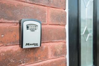 Spacious 2BR Contractor House in Farnworth, Bolton - 1