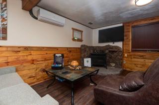 Aunt B's Cabin in the Woods @ The Overlook Cabins - Lampe - 9