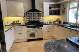 Entire home to rent - Beautifully presented detached chalet bungalow in Midhurst, West Sussex - 7