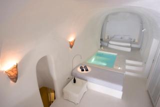 Lydia Cavehouse - Oia - 0