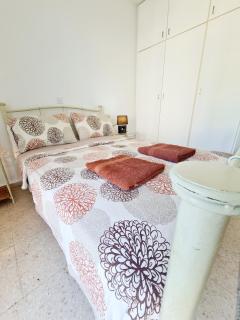 2 bedroom townhouse, close to Paphos harbour, use of onsite facilities - 1