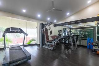 StayVista's Emerald Acres offering a heated pool, bonfire, snooker table, scenic views, tennis court, steam room, gazebo, & gym - Āmbavna - 3