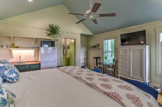 Tropical Studio quarter Mi to Public Beach Access! - 5