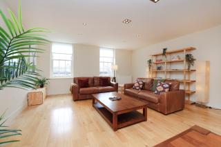 JOIVY Spacious 2 bed,2 bath flat, free parking and rooftop terrace - Edimburgo - 0
