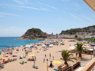 LETS HOLIDAYS Apartment sea views on the beach 3 - 9