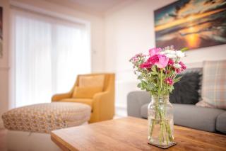 Beautiful Dawn - relax with stunning marina views - 4