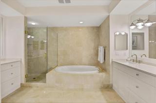 Luxurious Esplanade condo overlooking bay - 1