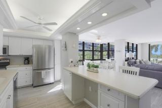 Ideal beachfront condo with pool and two balconies - 7