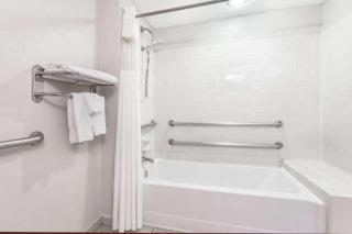 Travelodge by Wyndham Winchester - 2