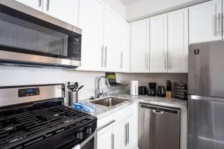 Luxurious Furnished Studio w Full Kitchen in SD - San Diego - 2