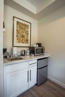 Cute Studio With Large Balcony and Great Park View - San Diego - 4
