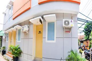 Muzdalifa Syariah near Alun Alun Gresik Mitra RedDoorz - Lumpur - 2