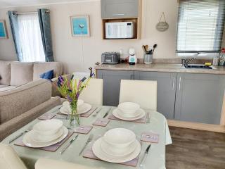 Premium accommodation with luxury HOT-TUB and decking area, near Fantasy Island - Ingoldmells - 2