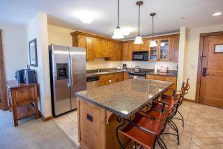 Spacious 3 Bedroom Condo with Balcony in Mountaineer Square condo - 3