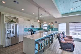 Bright Crystal Beach House with Deck, Walk to Ocean! - Bolivar Peninsula - 8