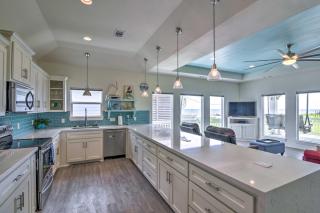 Bright Crystal Beach House with Deck, Walk to Ocean! - Bolivar Peninsula - 3