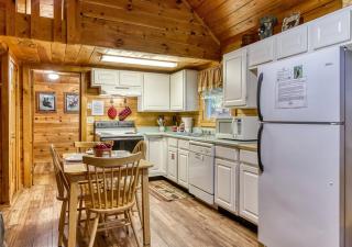 Sugar Bear Lodge, Hot Tub, WIFI, 1089 FREE tickets each paid day, Dollywood and More - Sevierville - 6
