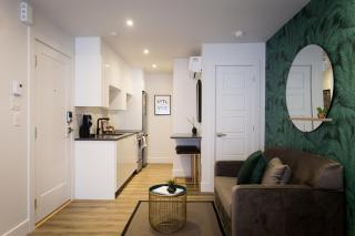Blue Tropics Studio in Little Italy with kitchen by Den Stays - Montreal - 3