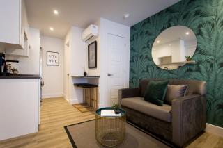 Blue Tropics Studio in Little Italy with kitchen by Den Stays - 2