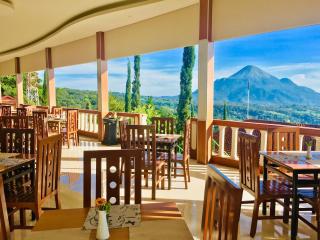 Inna Tretes Hotel & Resort - Prigen - 4