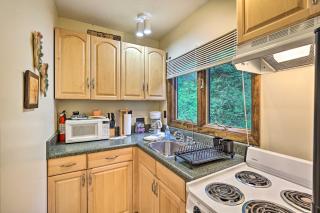 Cozy Roan Mountain Cabin with Private Balcony! - Roan Mountain - 2
