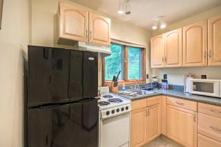Idyllic Roan Mountain Cabin Across from Creek - Roan Mountain - 4