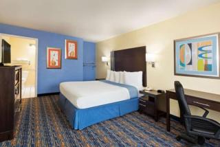 Days Inn by Wyndham Near Seaworld San Antonio - 3