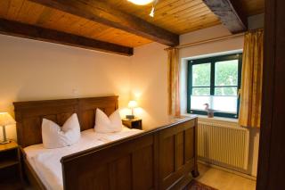 wassernahes Haus mit Terrasse und Garten - Ferienhaus Storchennest Haus rechte Seite - Wiek auf Rügen - 4