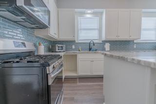 Uptown Cottage Newly Updated Home Near the Strand Galveston Harbor and UTMB - Galveston - 9