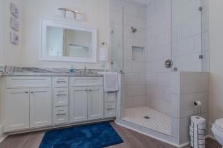Uptown Cottage Newly Updated Home Near the Strand Galveston Harbor and UTMB - Galveston - 4