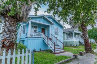 Uptown Cottage Newly Updated Home Near the Strand Galveston Harbor and UTMB - 0