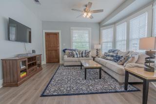 Uptown Cottage Newly Updated Home Near the Strand Galveston Harbor and UTMB - 3