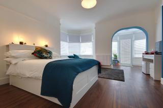 Large En-suite by the Beach - 9