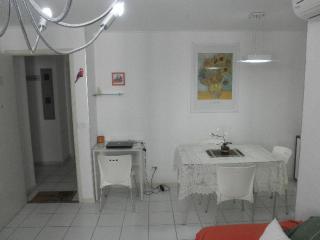 NA BEIRA MAR DE PAJUCARA - EDIFICO NEO 2- APARTAMENTO COM 02 QUARTOS - POSSUI VARANDA- VISTA LATERAL DO MAR- AVENIDA DOUTOR ANTONIO GOUVEIA 1081- CONSUMO ELETRICO É PAGO No CKECK-OUT 1KWH É 1,35 REIAS -TEM TELA DE PROTEÇÃO- - Maceió - 5