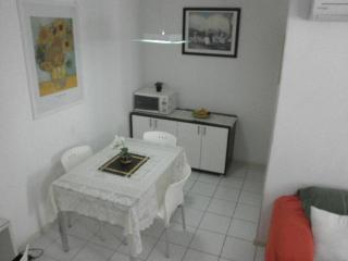 NA BEIRA MAR DE PAJUCARA - EDIFICO NEO 2- APARTAMENTO COM 02 QUARTOS - POSSUI VARANDA- VISTA LATERAL DO MAR- AVENIDA DOUTOR ANTONIO GOUVEIA 1081- CONSUMO ELETRICO É PAGO No CKECK-OUT 1KWH É 1,35 REIAS -TEM TELA DE PROTEÇÃO- - Maceió - 2
