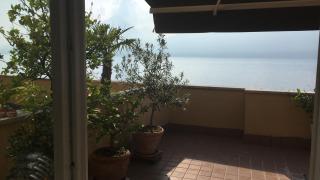 Appartamento moderno con ampia terrazza - 4