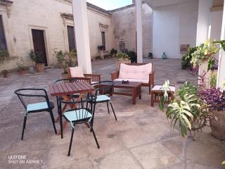 Salento. Il giardino in piazza - Galugnano - 6