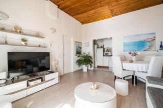 Indy's Beach Apartments - 6