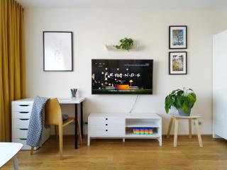 SUNSET Apartment Near Sea - Family Friendly space with Bath and Good Coffee - Ventspils - 0