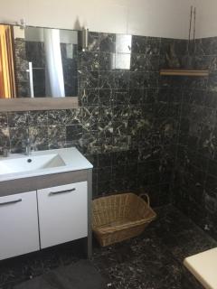Chambre pratique avec Wc et vasque attenant du rucher naturaile - Montagnac - 5