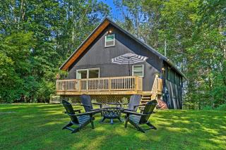 Deck and Gas Grill Modern East Stroudsburg Home! - 9