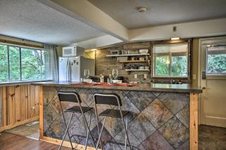 Cozy Studio with Deck - 9 Mi to Dtwn Portland! - 9