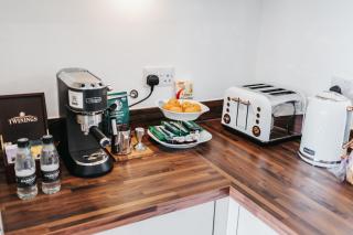 Oakgrove Apartment - 2 Bedroom with Terrance and private parking - 3