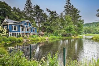 Lakefront Poconos Retreat with Hot Tub, Near Hiking! - Bear Creek Village - 0