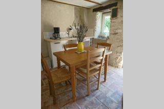 Cabanon entouré de montagnes et d'oliviers - 1