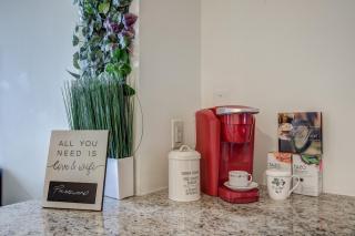 The Benetton Suite - Square One 1 BR + Den + 1 Parking - 3