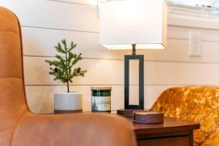 Deer Creek Tiny Container Home-12 Min to Magnolia - 2